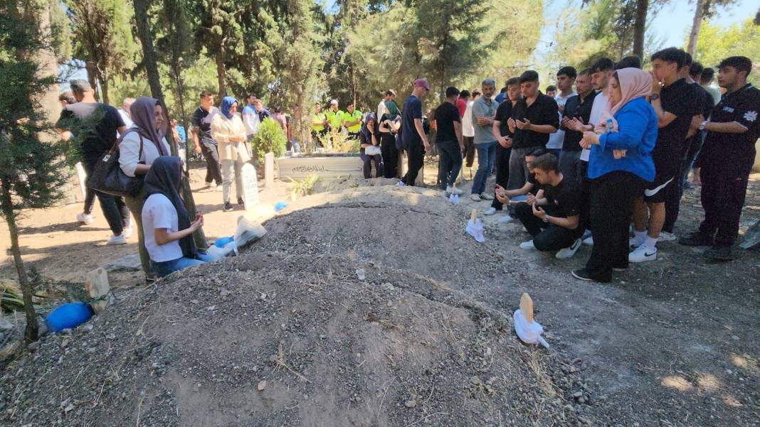 Feci kazada ölen polis Şükrü Kahyaoğlu ve ailesine son görev 7